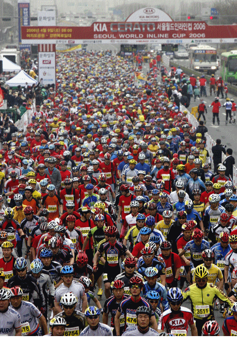 Photo of the throng at start of Seoul half marathon